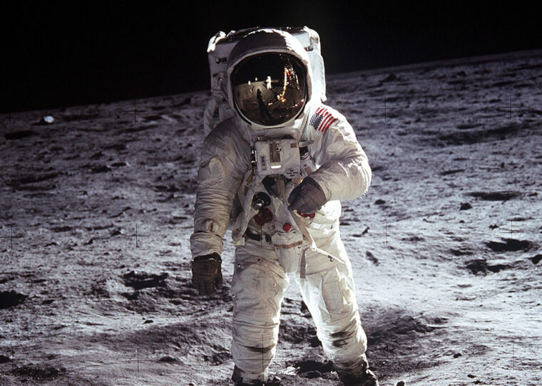 月面に降り立つ宇宙飛行士